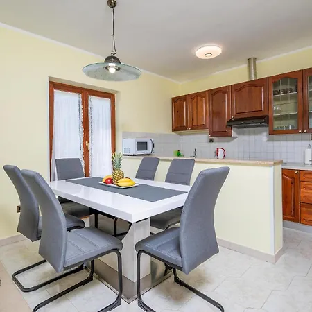 Apartment Stunning Apartment In Labin With Kitchen *