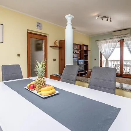 Stunning Apartment In Labin With Kitchen * Ravni